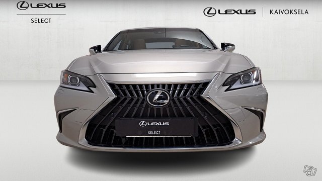 Lexus ES 7