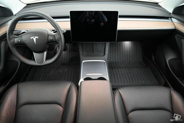 Tesla Model 3 8