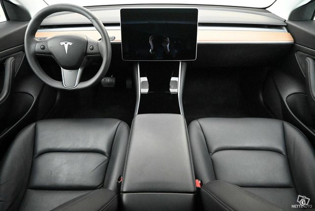 Tesla Model 3 8