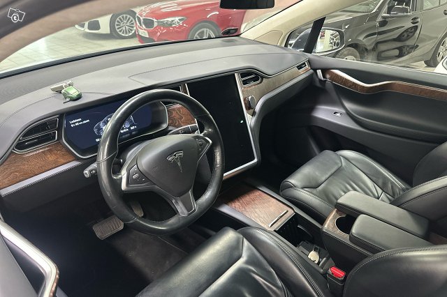 Tesla Model X 7