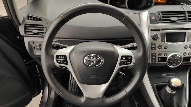 Toyota Verso 8