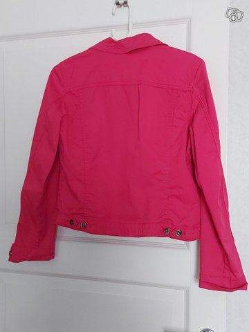 Vadelmanpunainen farkkutakki, 38, kuva 1