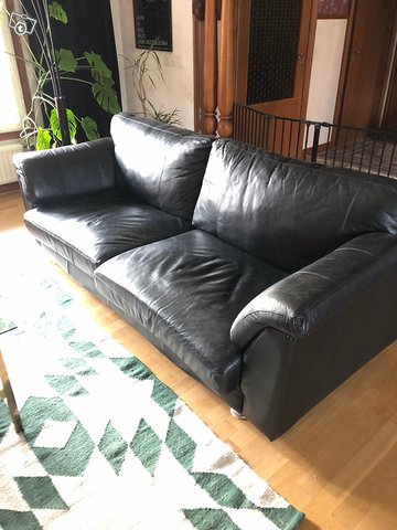 Musta nahka sohva, kuva 1