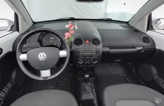 Volkswagen New Beetle 8