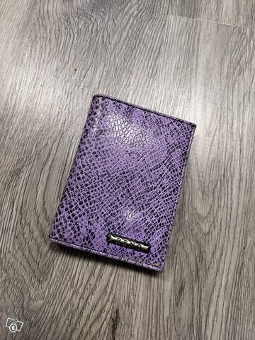 Violetti lompakko, kuva 1