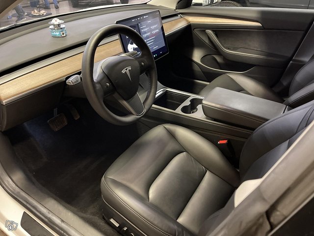 Tesla Model 3 18