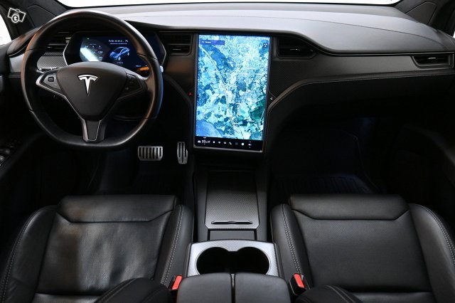Tesla Model X 13