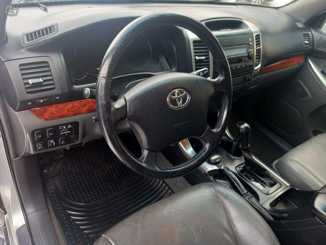 Toyota Land Cruiser 4