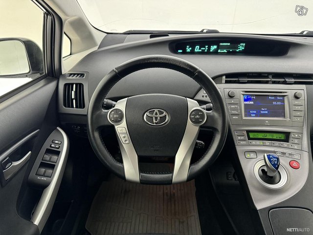 Toyota Prius Phev 11