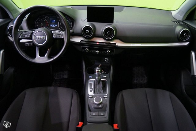 Audi Q2 8