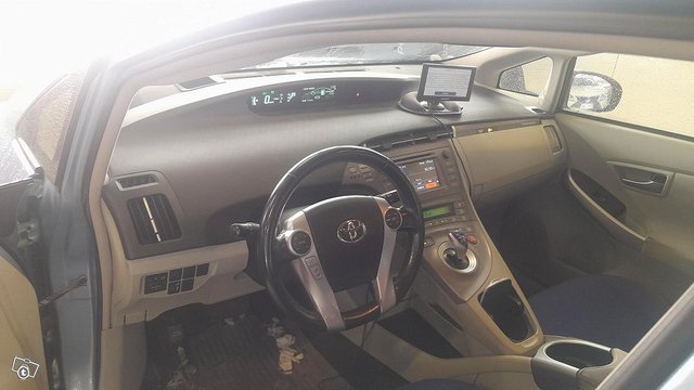 Toyota Prius PHEV 4