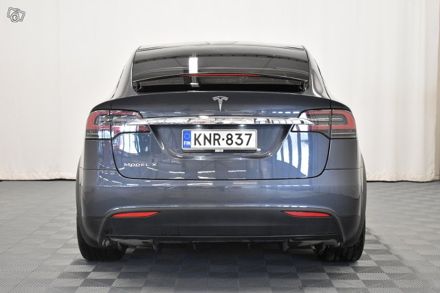 Tesla Model X 7