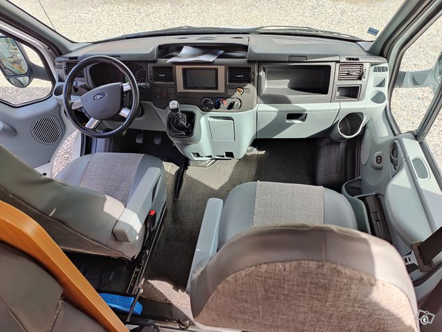 Ford Carado matkailuauto 9