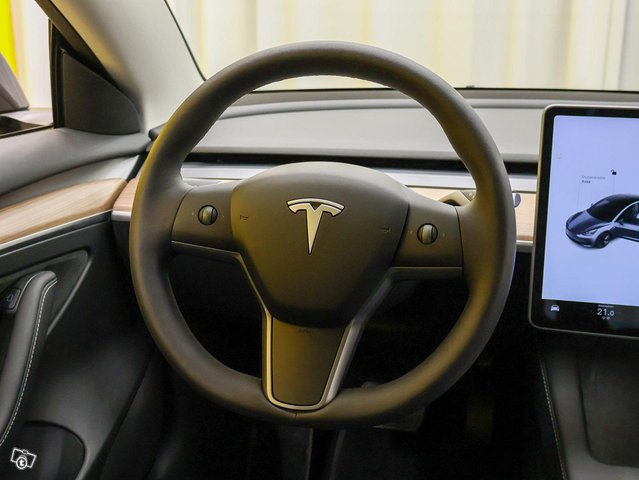 Tesla Model 3 4