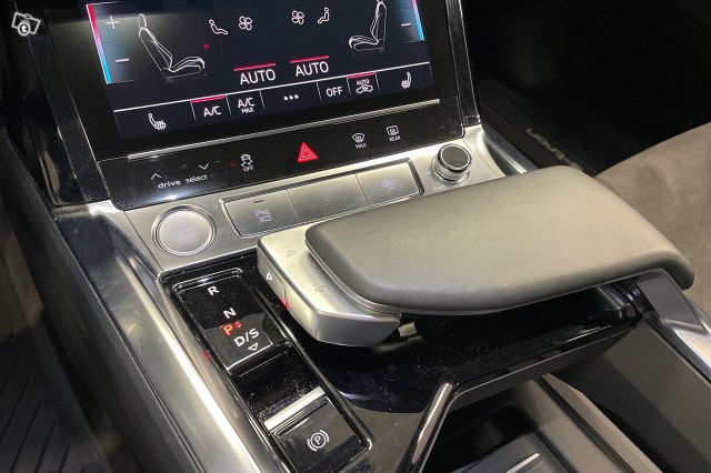 Audi E-tron 24