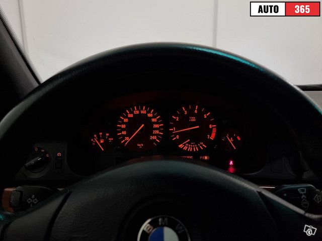 BMW 528 9