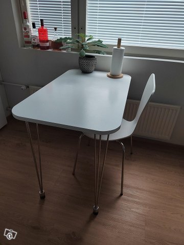 Ruokapöytä ja kaksi tuolia, kuva 1