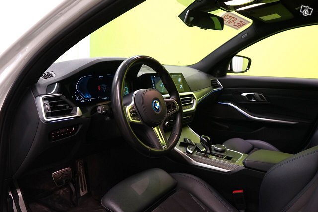 BMW 330e 8