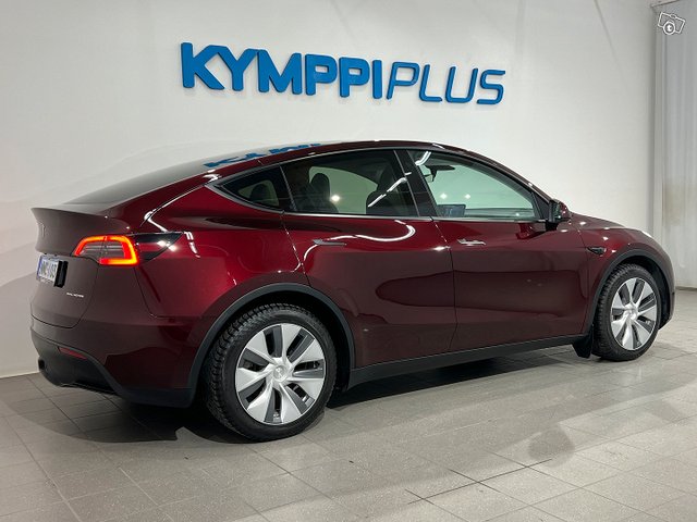 Tesla Model Y 4