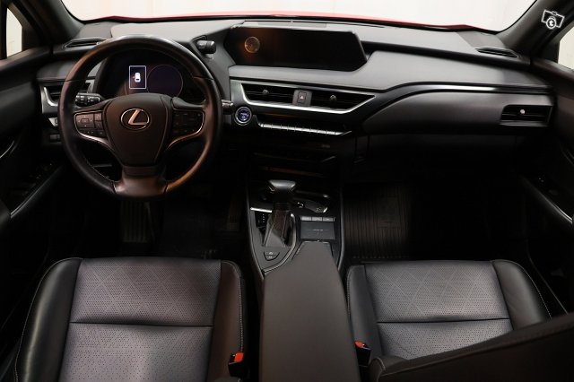 Lexus UX 14