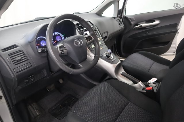 Toyota Auris 13