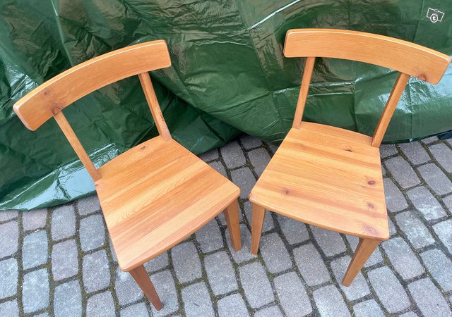 Kaksi kokopuista tuolia, kuva 1