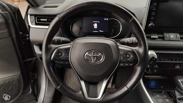 Toyota RAV4 Plug-In 10