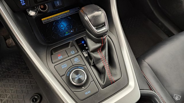 Toyota RAV4 Plug-In 17