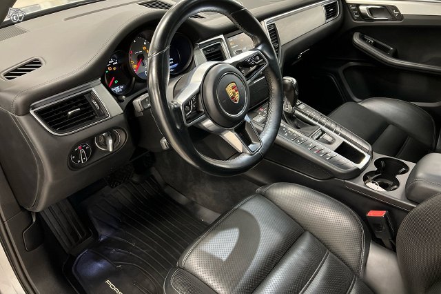 Porsche Macan 8