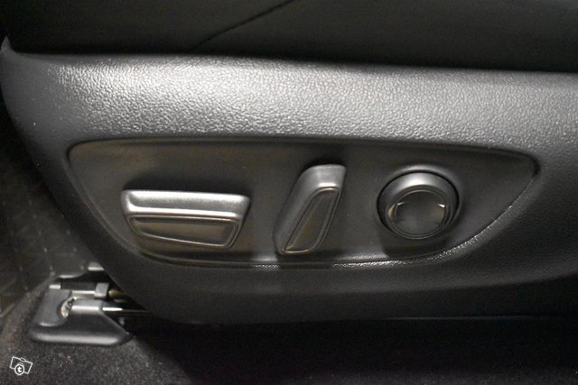 Toyota RAV4 Plug-In 16