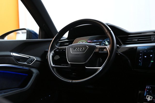 Audi E-tron 16