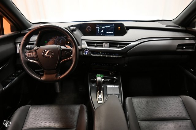 Lexus UX 16