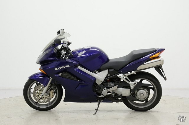 Honda VFR800A 4