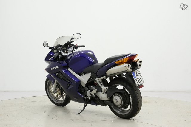 Honda VFR800A 5