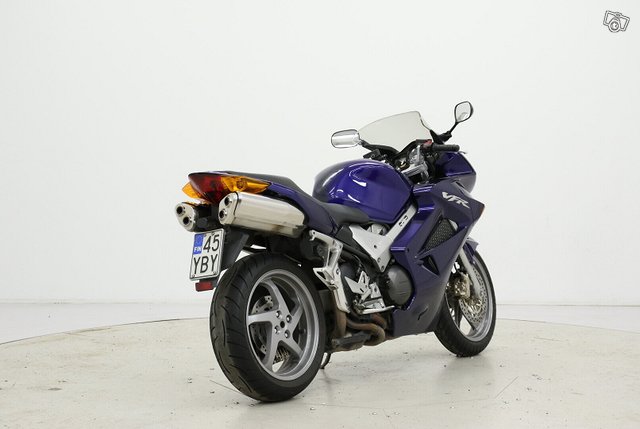 Honda VFR800A 7