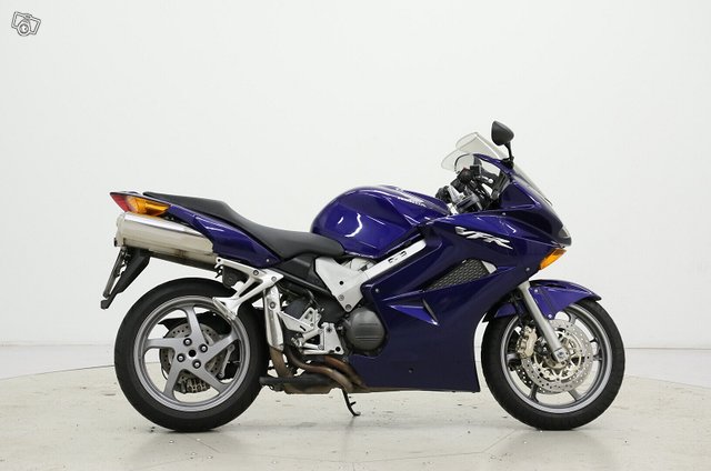 Honda VFR800A 8