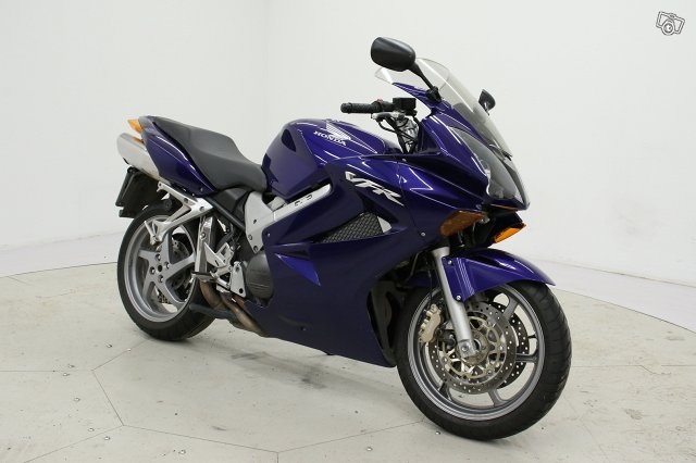 Honda VFR800A 9