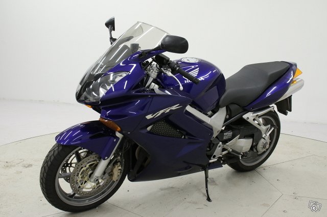 Honda VFR800A 10