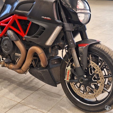 DUCATI DIAVEL CARBON ABS 9