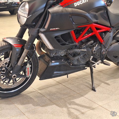 DUCATI DIAVEL CARBON ABS 11