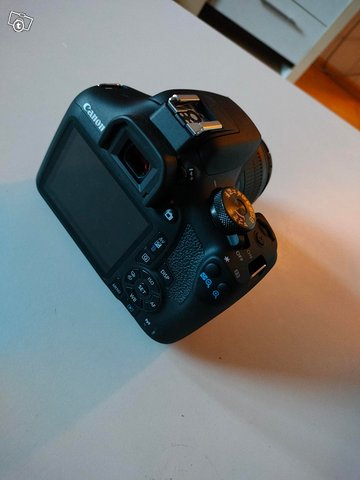 Canon EOS 2000D -järjestelmäkamera + 18-55 mm IS II, kuva 1