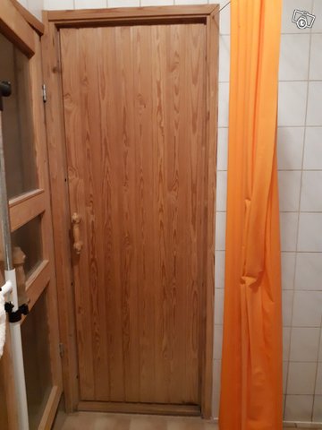 Kylpyhuoneen puinen ovi, kuva 1