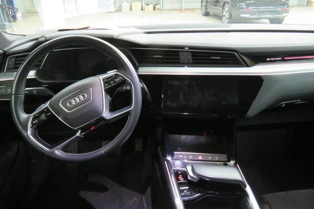 Audi E-tron 8