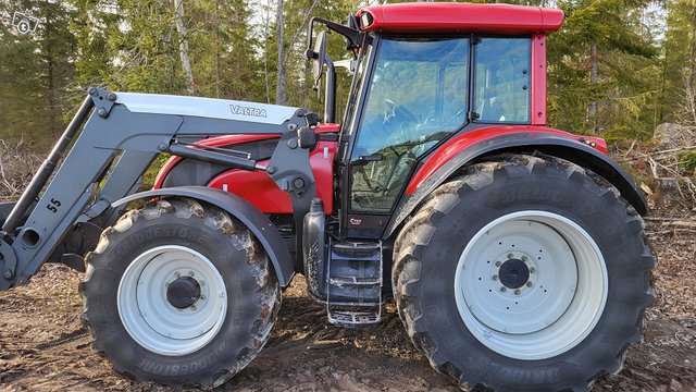 Valtra 50km/h metsäohjaamo,etukuormain, kuva 1