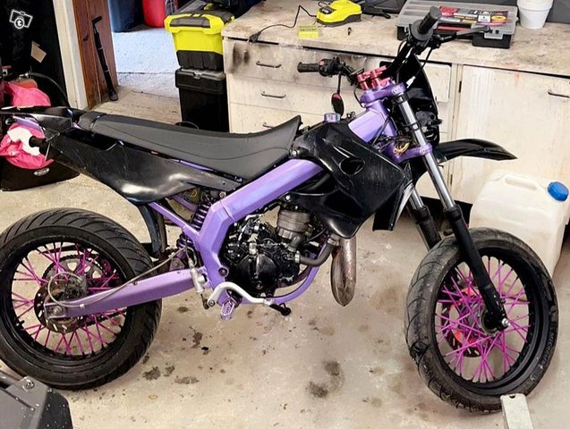 Derbi Senda SM musta/violetti/pinkki 2