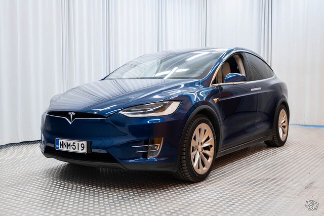 Tesla Model X 4