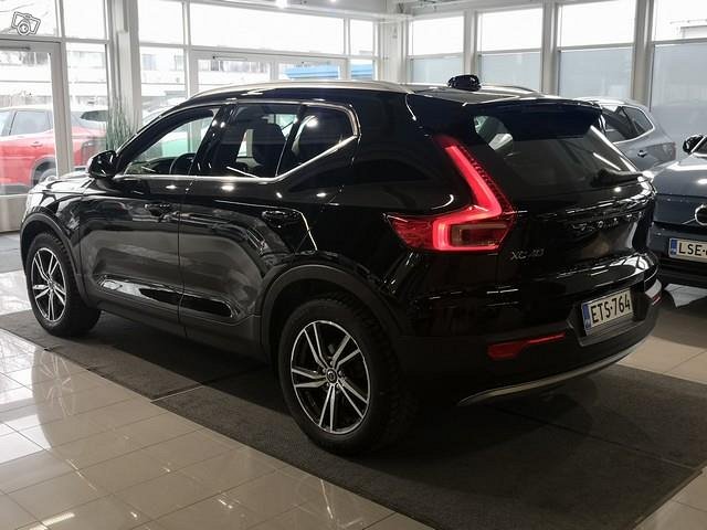 VOLVO XC40 8