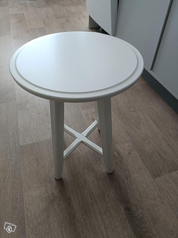 Valkoinen Ikean pikkupöytä