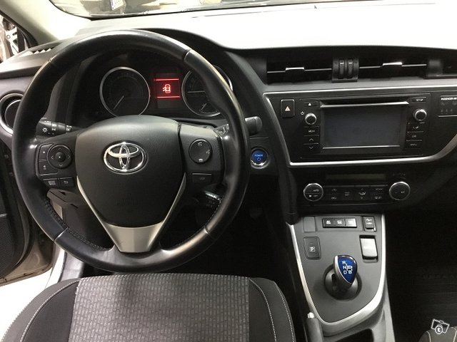 TOYOTA AURIS 7