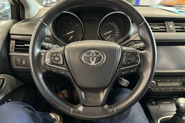Toyota Avensis 12